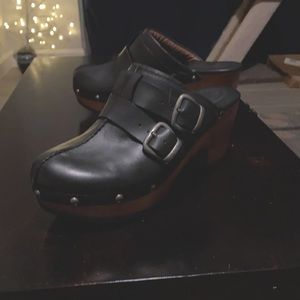 Beautiful Ariat NEW black clogs with side buckle.
